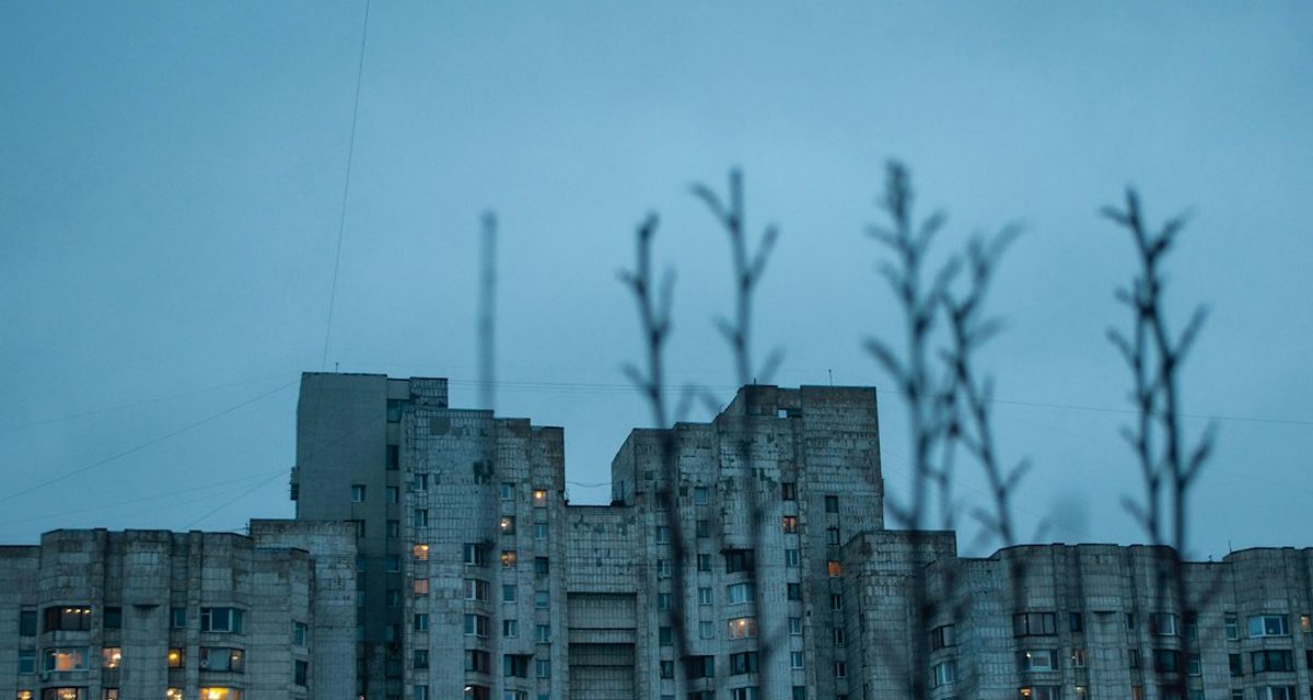 В подъезде на проспекте Ветеранов неделю сохраняется запах после обнаружения мумифицированного тела