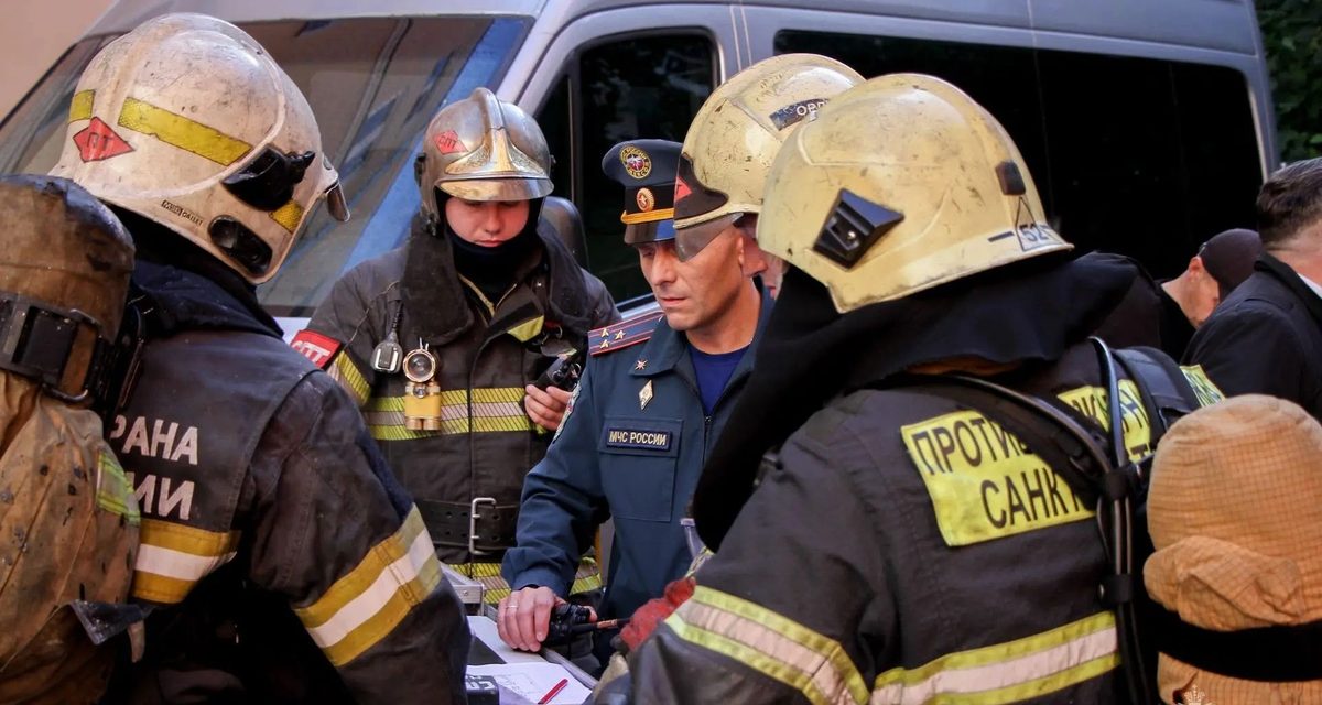 Пожилой мужчина погиб при пожаре на Большой Зелениной, эвакуировали шесть человек