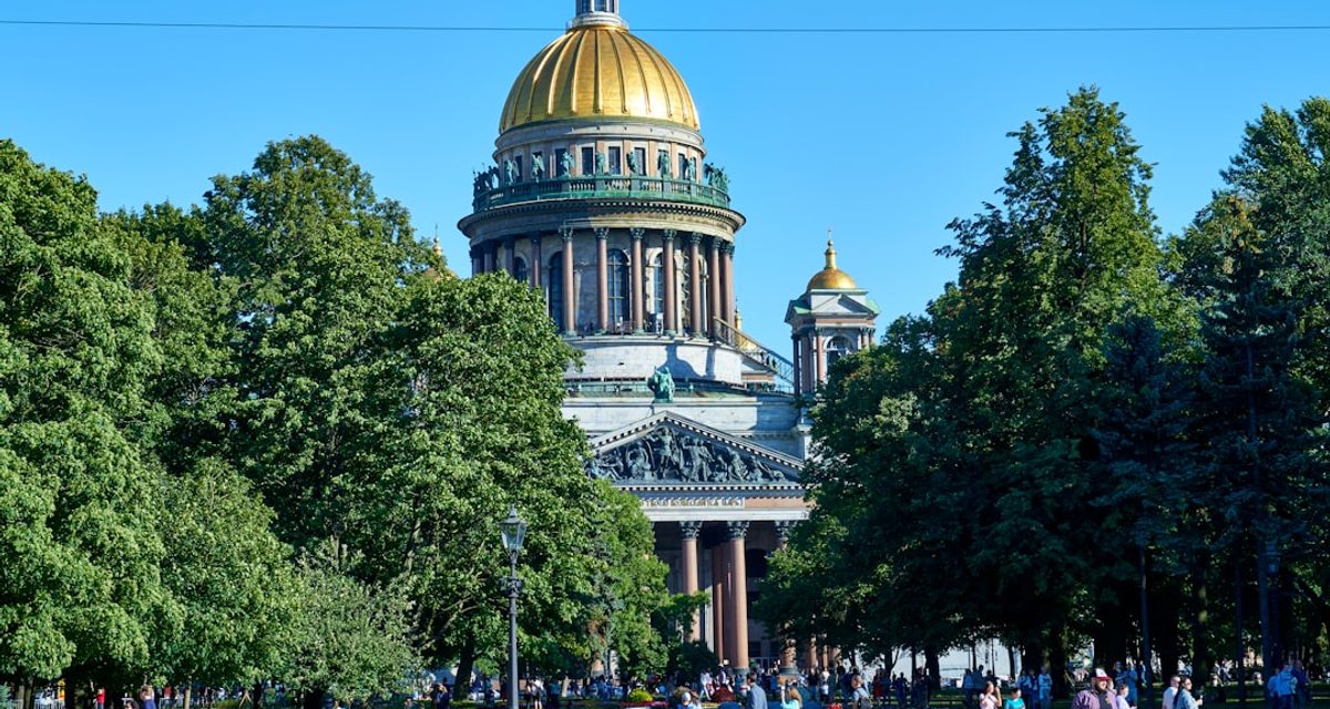 На «Книжные аллеи» пришли более 370 тысяч человек и купили свыше 22 тысяч книг