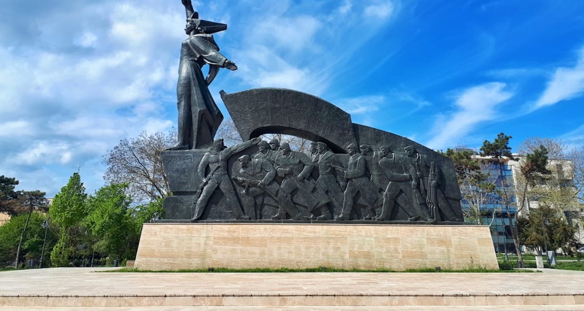 В Ораниенбаумском саду открыли памятник Кириллу Лаврову в распахнутом пиджаке