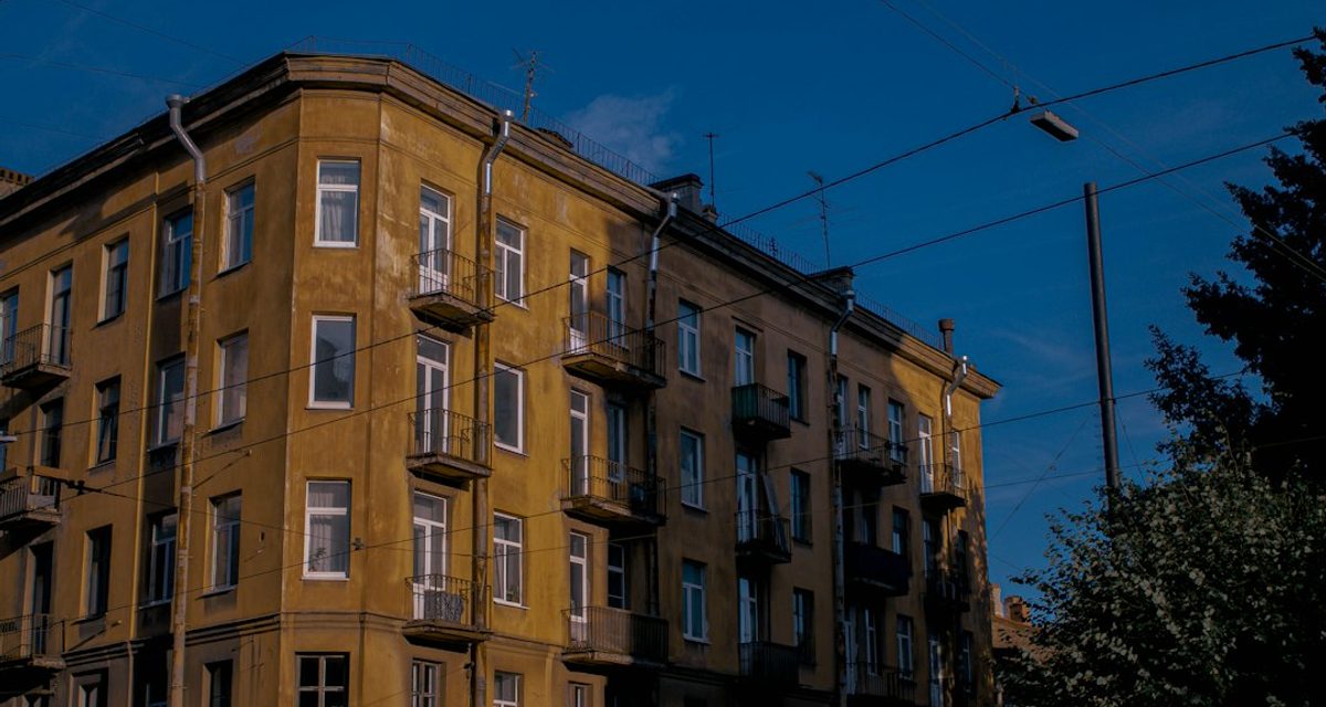 В Петербурге 21-летнего мужчину подозревают в убийстве приёмной матери и восьмилетнего брата