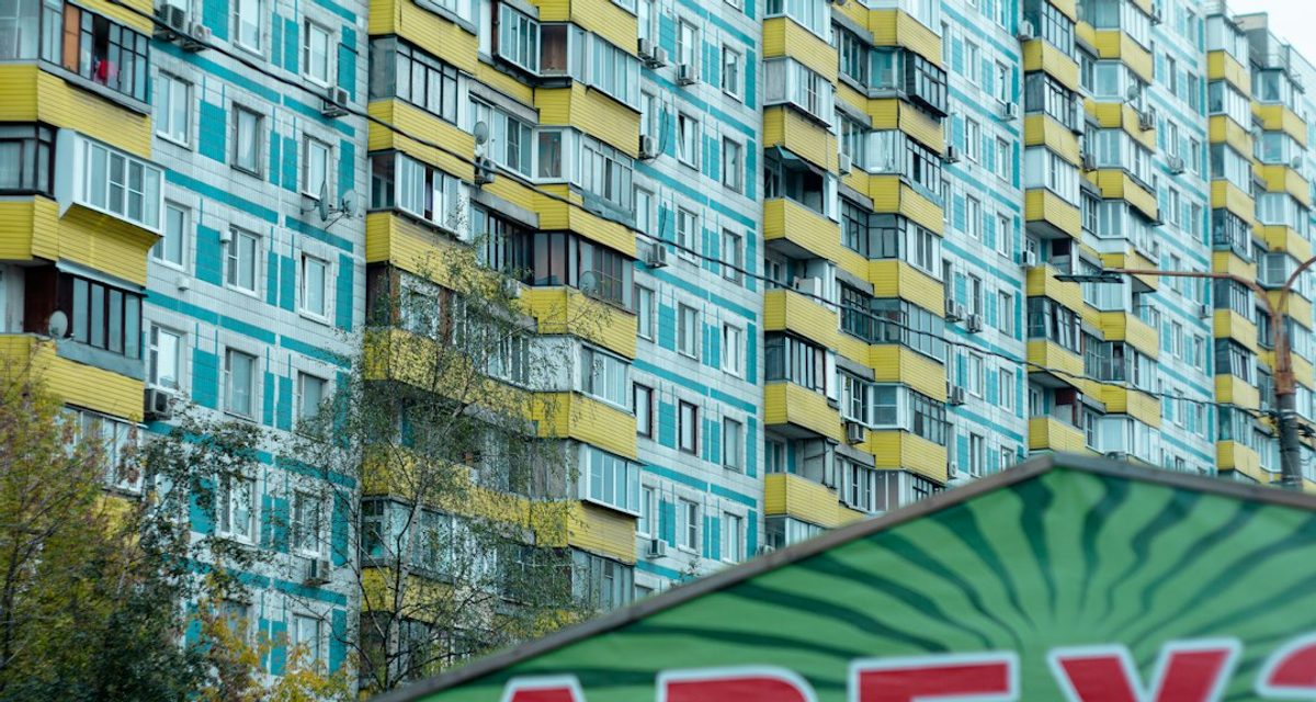 В Санкт-Петербурге отремонтируют 80 панельных домов, сохранив светлую палитру фасадов